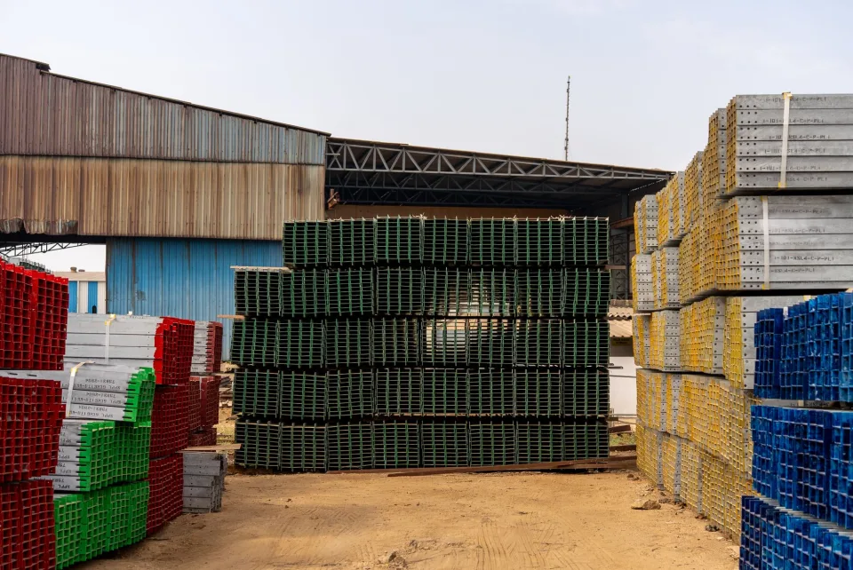 Cuộn tôn đang được cắt